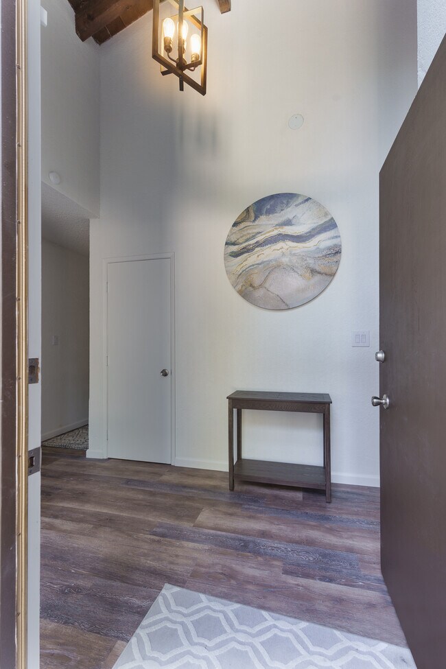 Building Photo - 4140 Meadowlark Dr