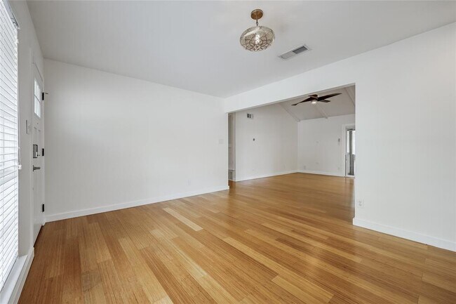 Building Photo - 307 Thistlewood Dr