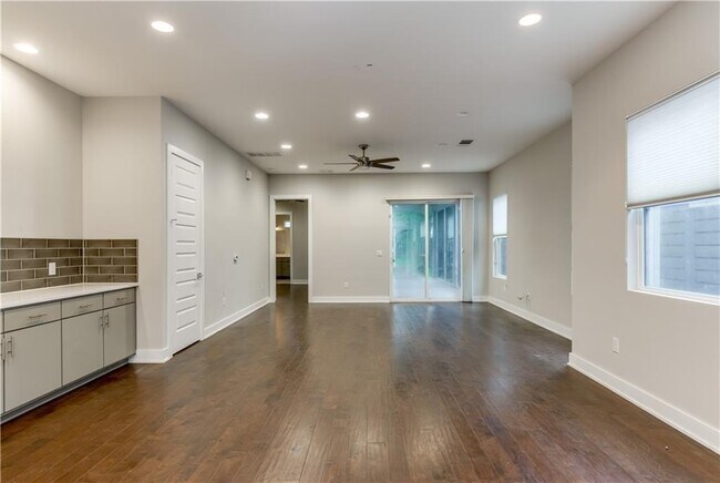 Building Photo - 1100 Saucedo St
