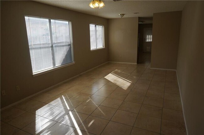 Building Photo - 609 Luther Dr