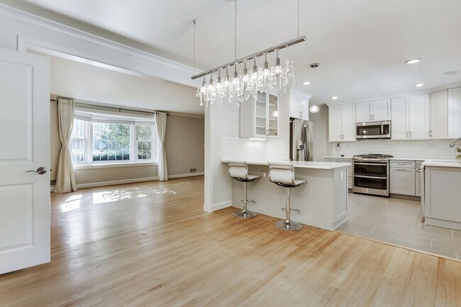 Building Photo - Great Rambler in Bethesda! Unbeatable Location! Partially Furnished Optional