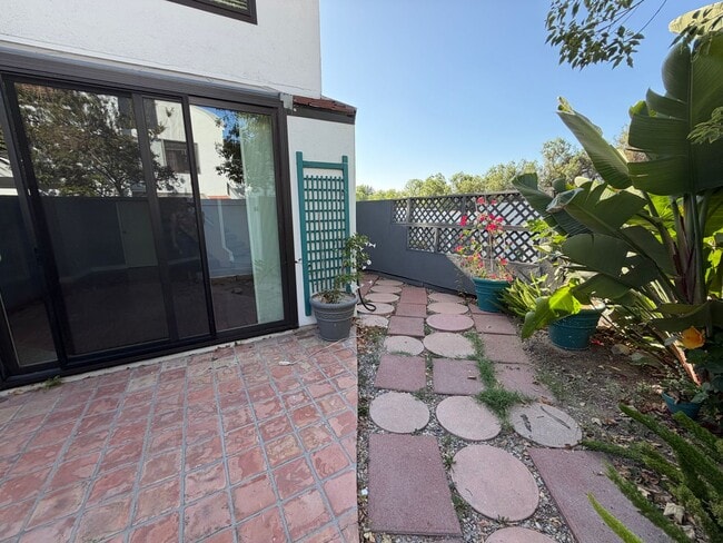 Building Photo - 2 bed, 2.5 bath Le Parc townhome