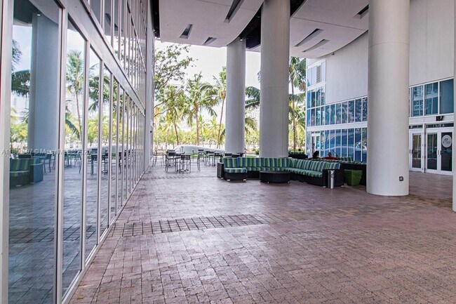 Foto del edificio - 185 SW 7th St