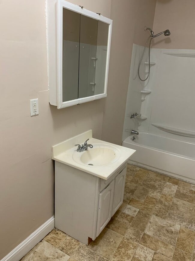 Building Photo - 168 Downs St