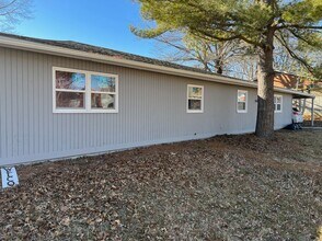 Building Photo - 2504 E Oakbrook Dr