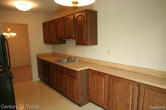 Building Photo - 42147 Roscommon St