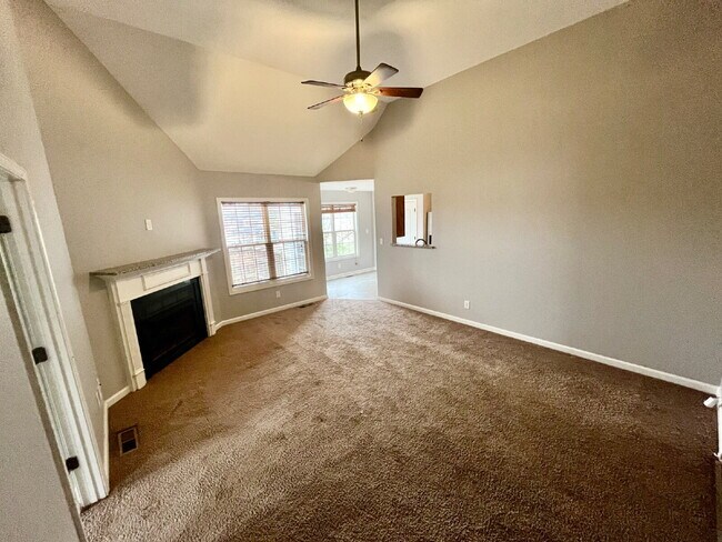 Foto del edificio - "Charming 3-Bedroom Retreat with 2 Full Baths in Clarksville – Your Spacious 1,480 Sq Ft Haven Aw...