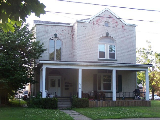 Building Photo - 606 W 8th St