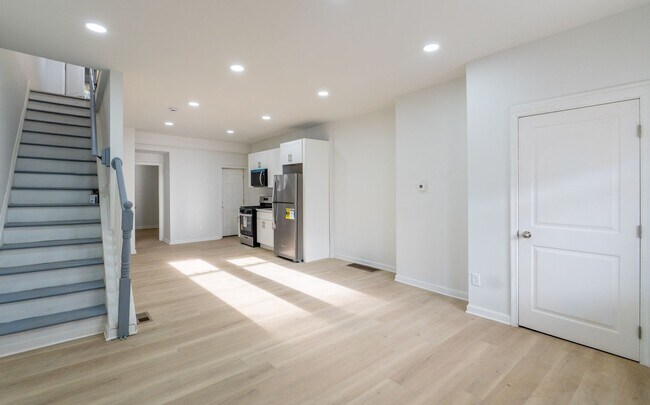 Building Photo - Newly Rehabbed 4 bedroom 2 full bathrooms ...