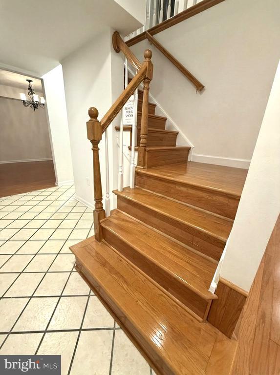 Building Photo - 4001 Middle Ridge Dr