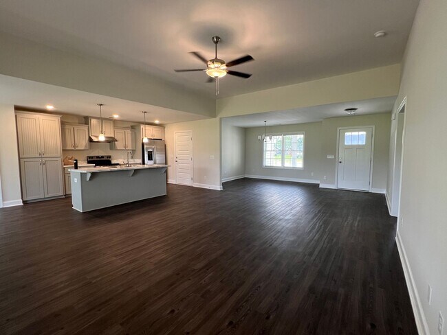 Foto del edificio - 4 bed 2 bath home is situated on a beautif...