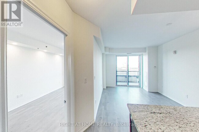 Photo du bâtiment - 560 N Service Rd