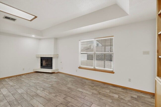 Building Photo - 711 Windmill Dr