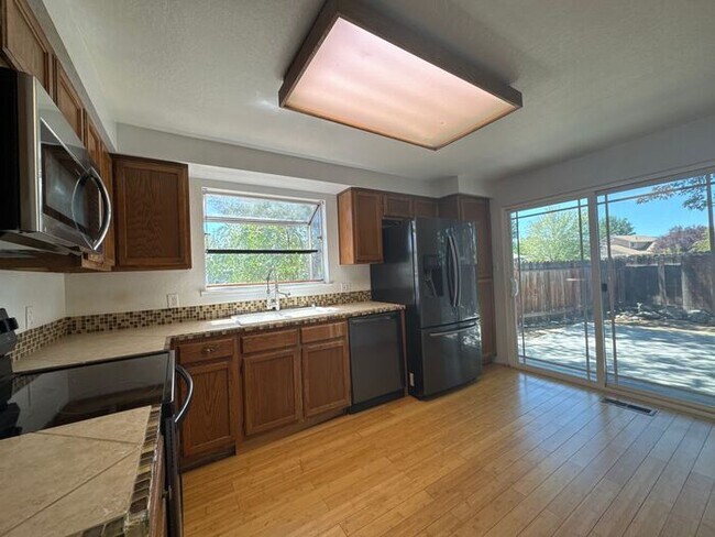 Building Photo - 3 bed, 2 bath Property in Sparks - Availab...