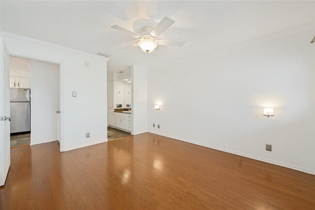 Foto del edificio - 8888 Tallwood Dr