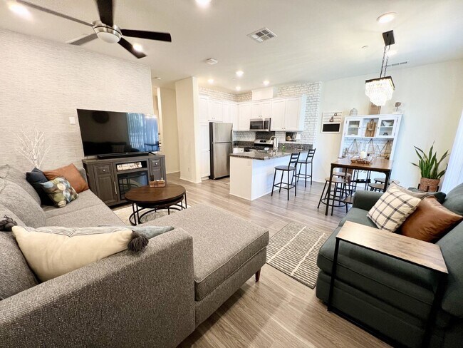 Building Photo - Stunning condo bursting with a contemporar...