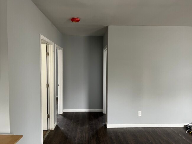 Building Photo - 836 S Hamilton Rd