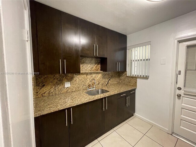 Building Photo - 532 S Crescent Dr