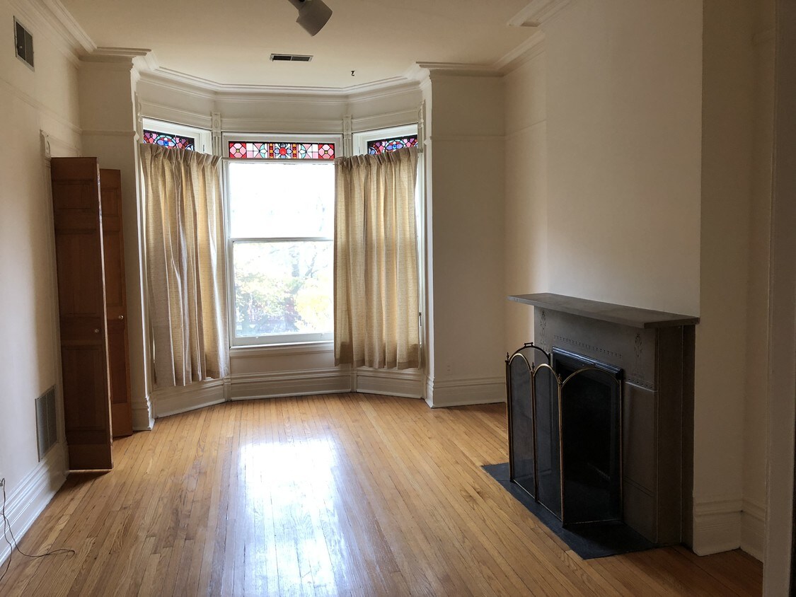Sala de estar - 2448 N Burling St