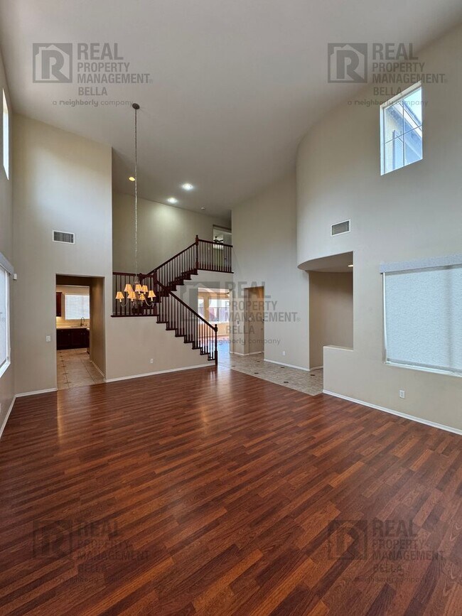Foto del edificio - Spacious & Stylish 5-Bed, 3-Bath Home in Prime Murrieta Location