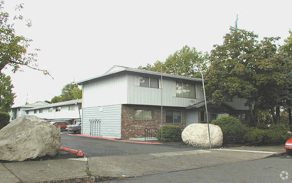 Building Photo - Melrose Court Apartments