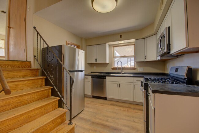 Building Photo - 3 bd 2.5 updated home Joliet