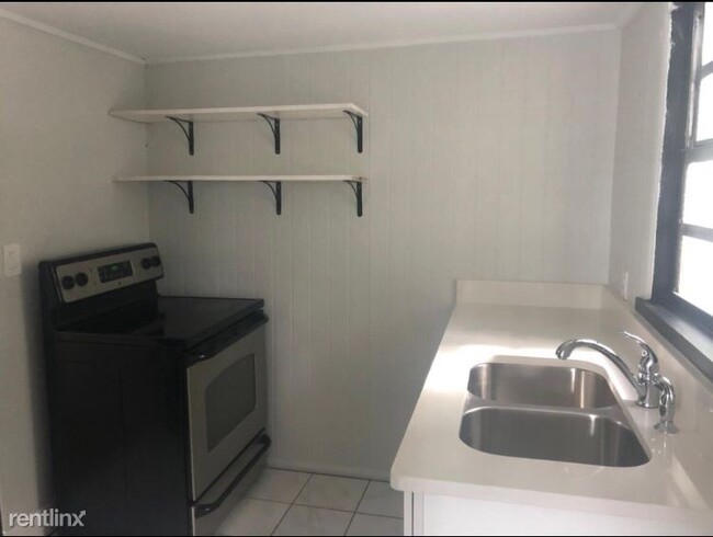 Building Photo - 1 br, 1 bath Apartment - 707 E Broad St Apt 4