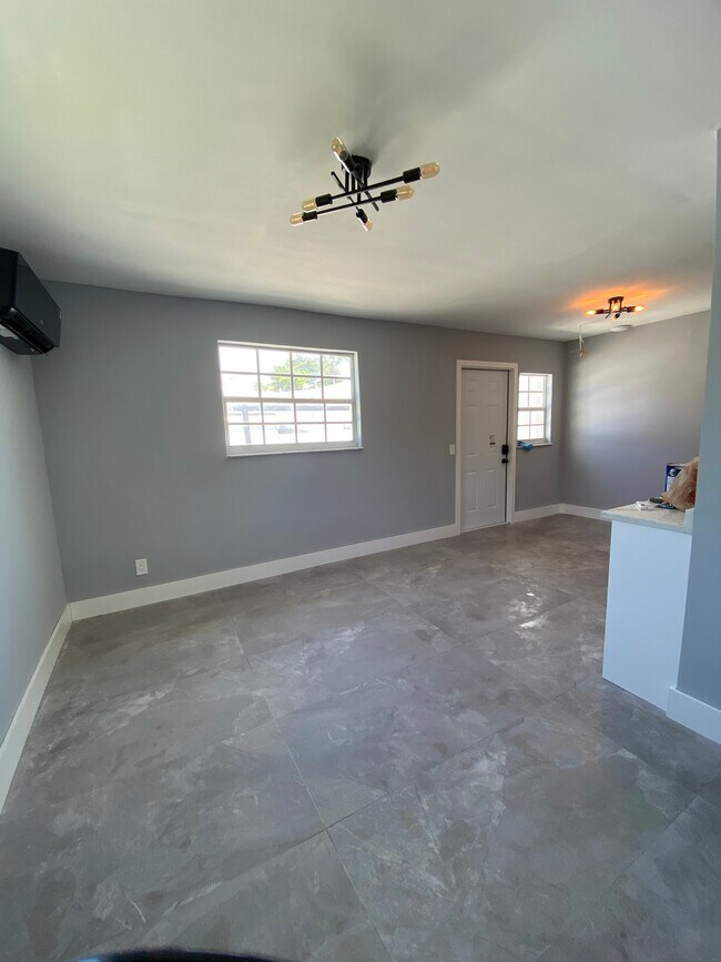 Open concept loft apartment - 2420 SW 11th St