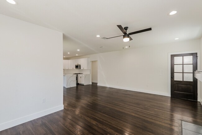 Foto del edificio - Stylish and Modern Living Minutes from Dow...