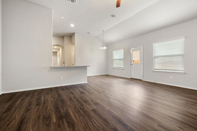 Building Photo - GORGEOUS 3 BEDROOM DUPLEX LOCATED IN CONVE...