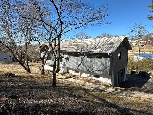Building Photo - 5 Bedroom / 3 Bath Home Kingsport, TN