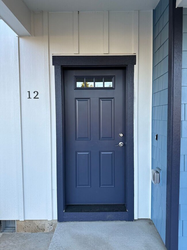 Building Photo - New 3 Bed / 2.5 Bath Duplex! $250 Amazon G...