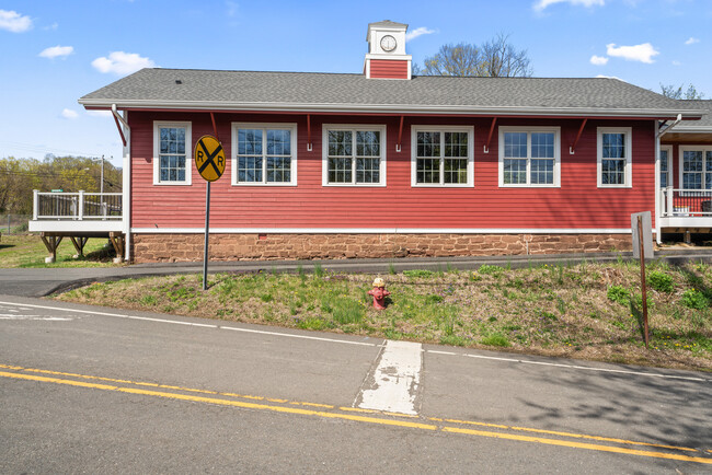 Foto del edificio - 240 Meadow Rd