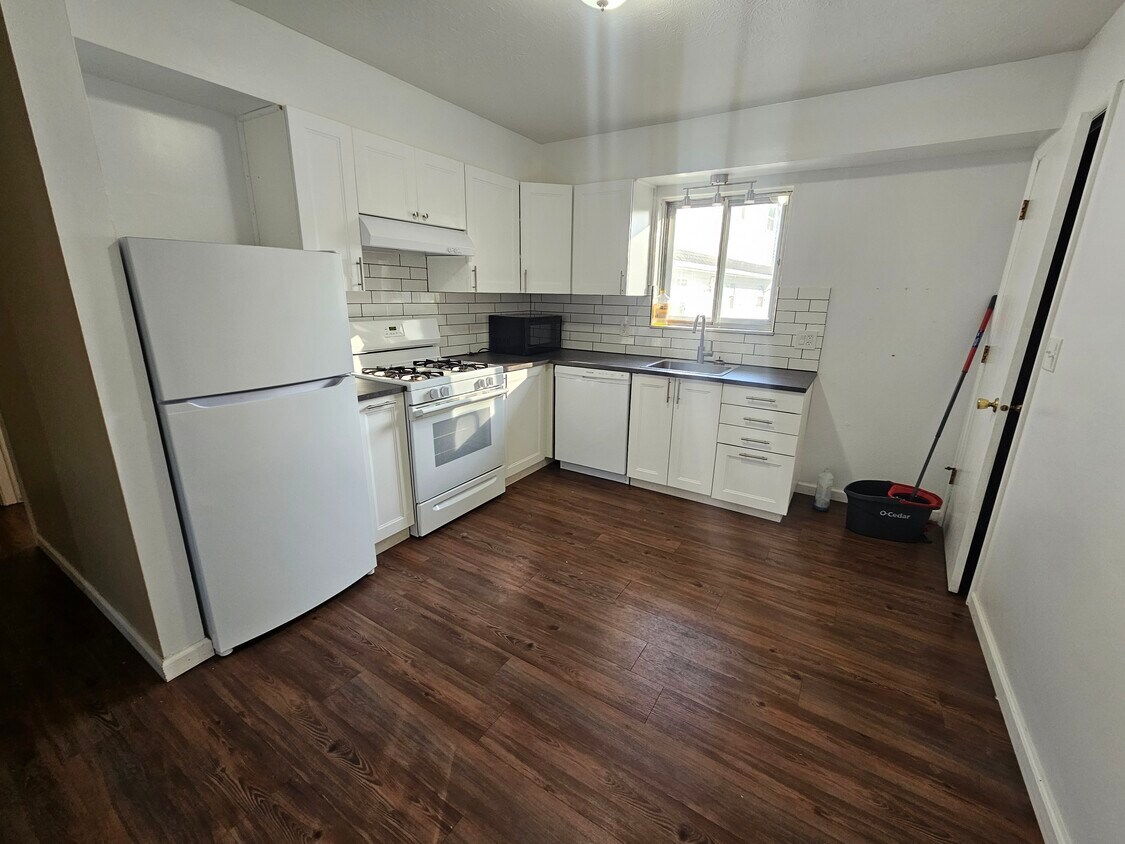 Kitchen - 2757 Michaels Dr