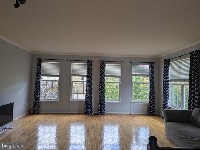 Building Photo - 21785 Brondesbury Park Terrace