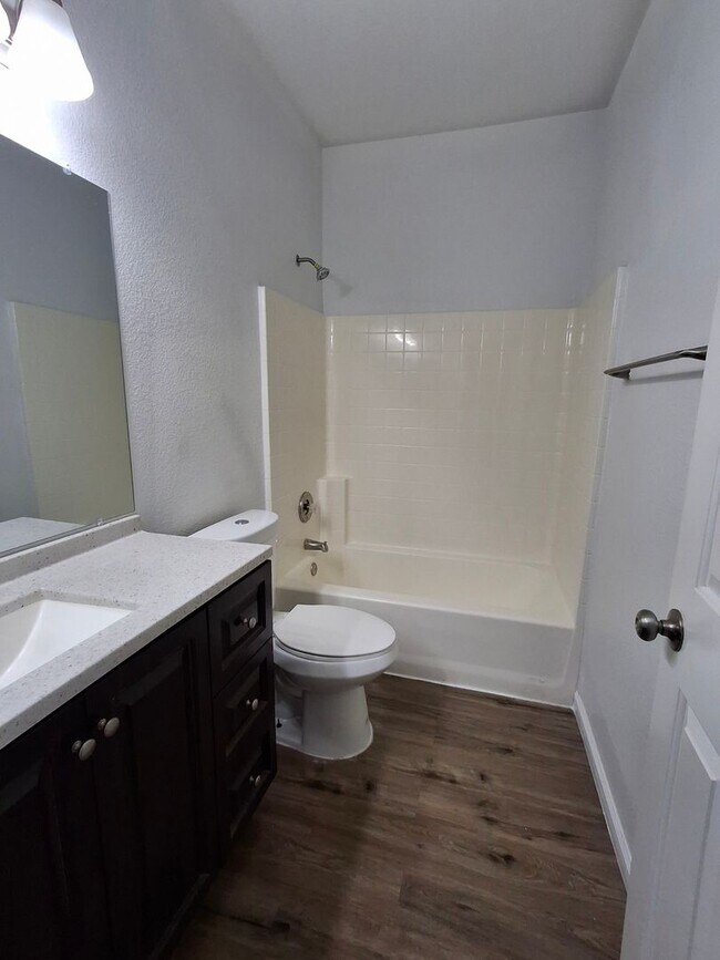 Building Photo - Free November Rent! Beautiful Home in John...