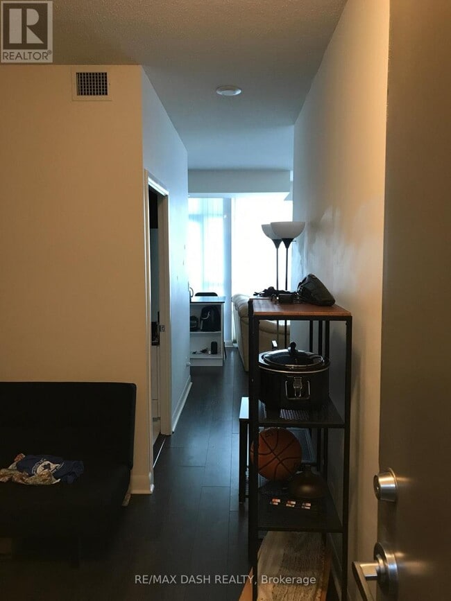 Building Photo - 15-1415 Bruyeres Mews