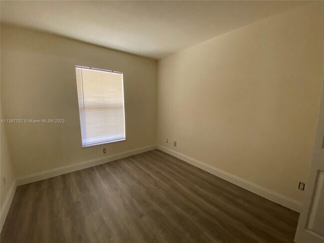 Foto del edificio - 5311 Summerlin Rd