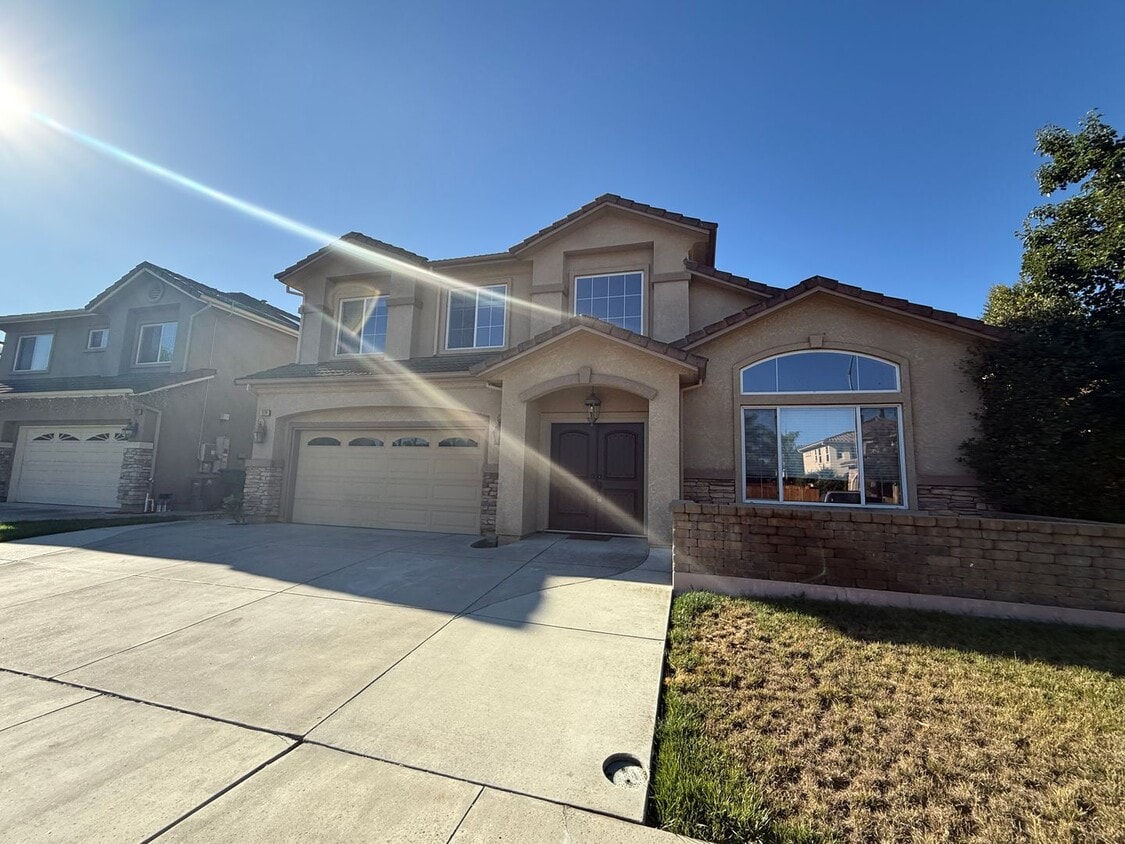 Primary Photo - $4795 - Beautiful 5 Bedroom 3 Bath Home wi...