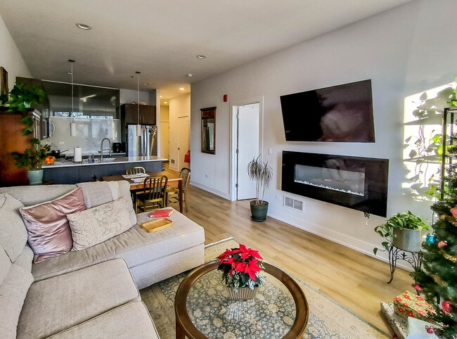 Building Photo - 2924 W Medill Ave