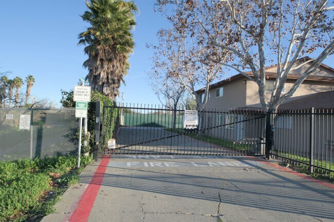 Foto del edificio - 1214 Sycamore Dr