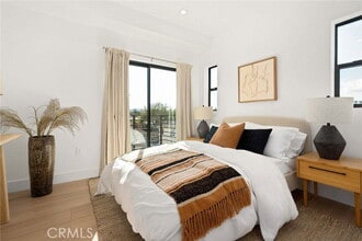 Building Photo - 11024 Oxnard St