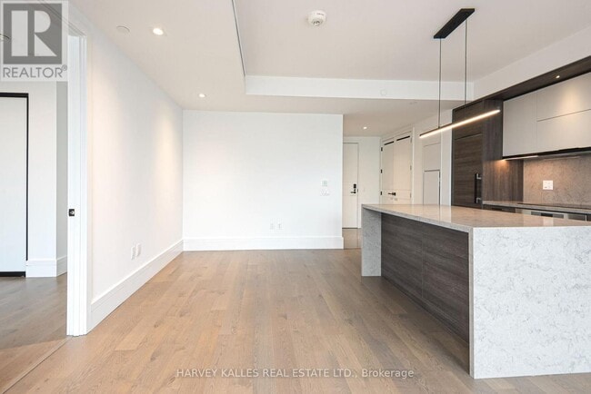 Building Photo - 215 Lonsdale Rd