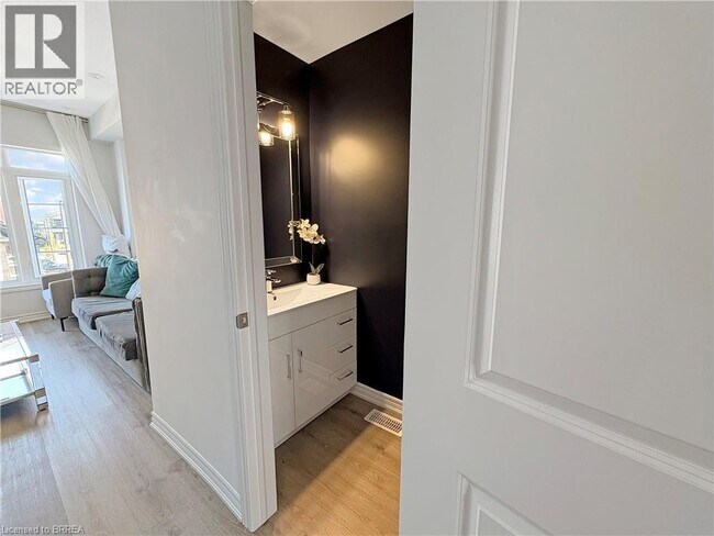Photo du bâtiment - 461 Blackburn Dr