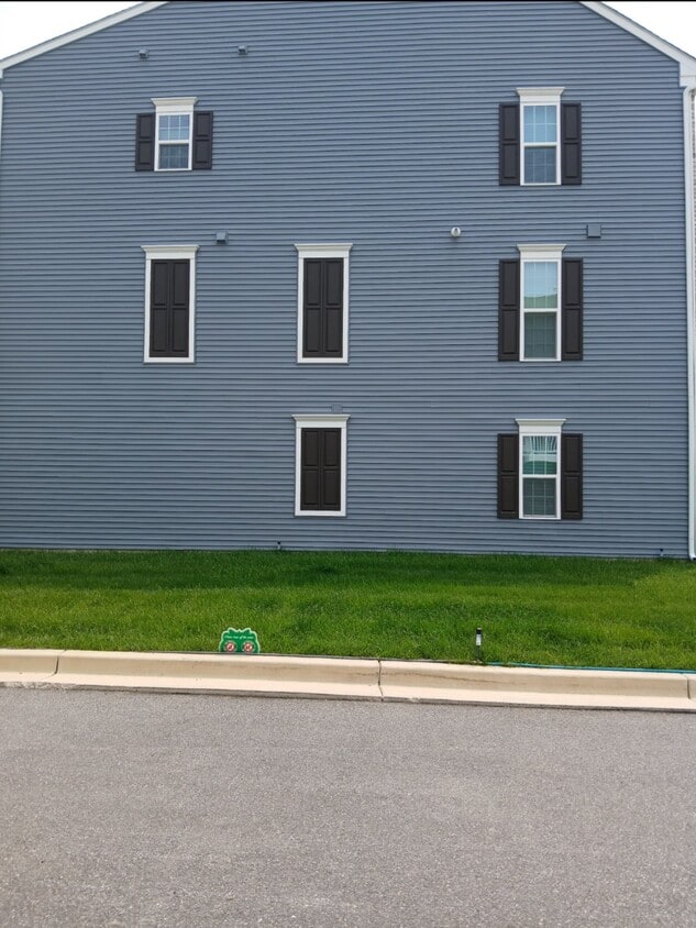 Building Photo - 16201 Picasso Aly