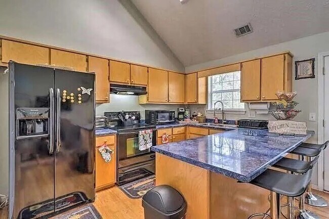 Foto del edificio - Room in Single Family Home on Oak Dr