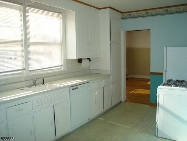 Building Photo - 932 Ringwood Ave