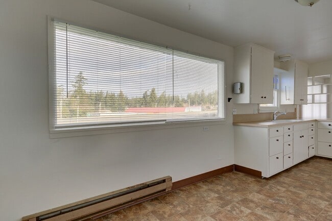 Building Photo - Single Family 2 bedroom 1 Bath Home