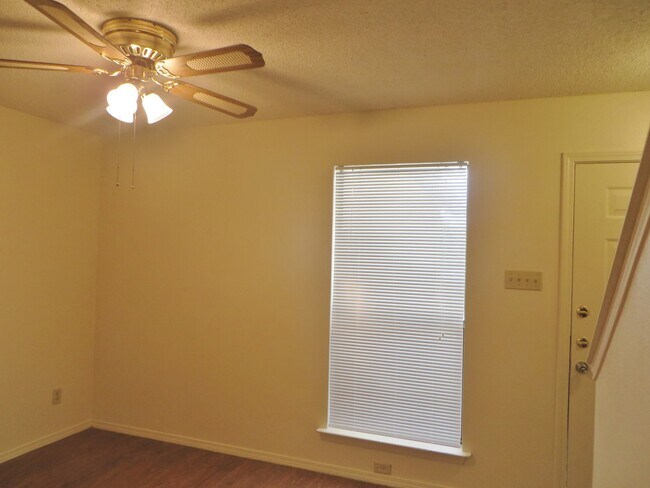 Building Photo - 2 Bedroom 1.5 Bathroom Georgetown Duplex