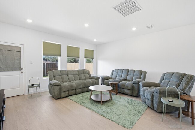 Foto del edificio - 647 Fisher Ln